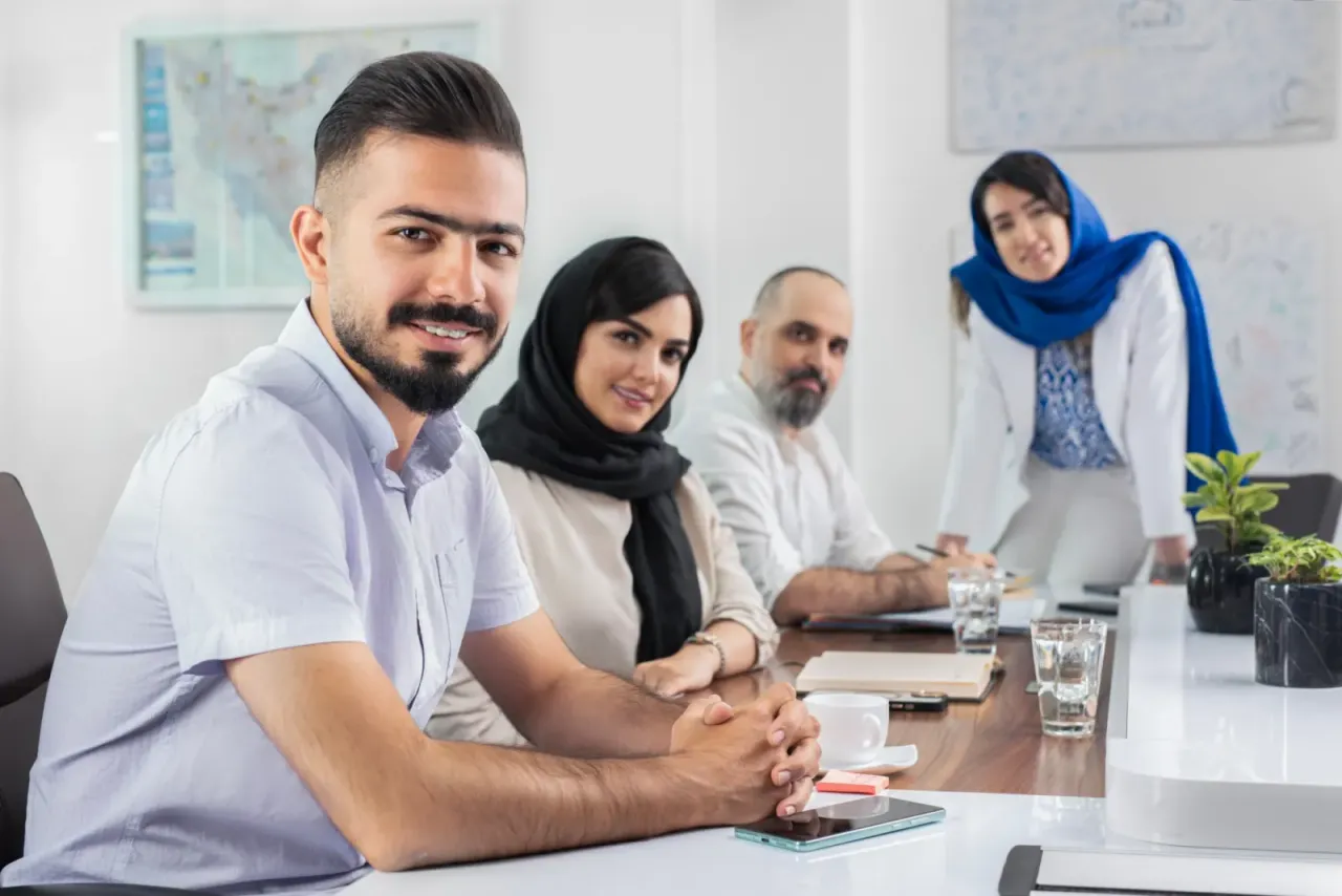 همکاران ارکید فارمد دور میز جلسه، رو به دوربین